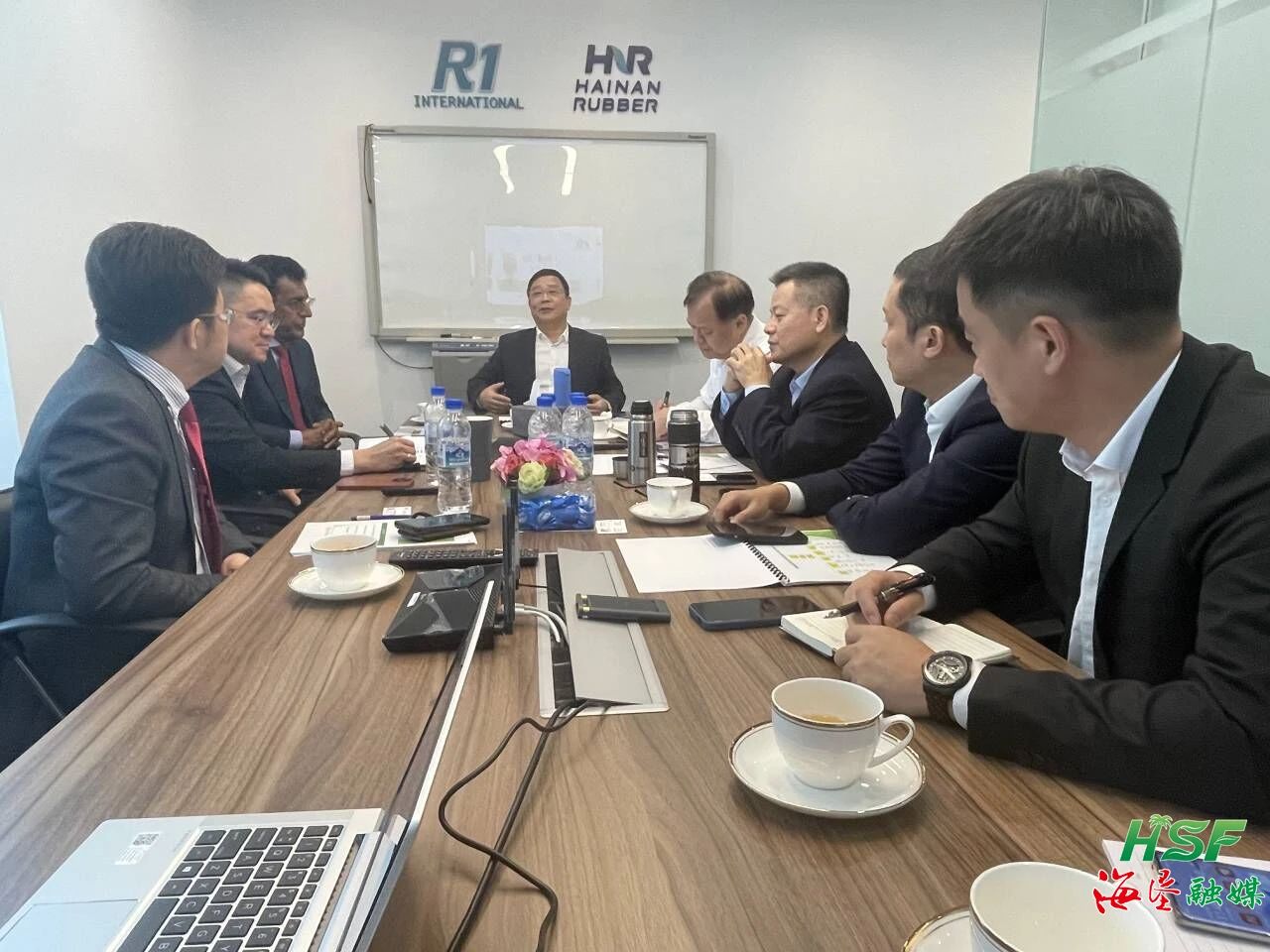 包洪文一行与R1公司座谈互换。。。。。。。